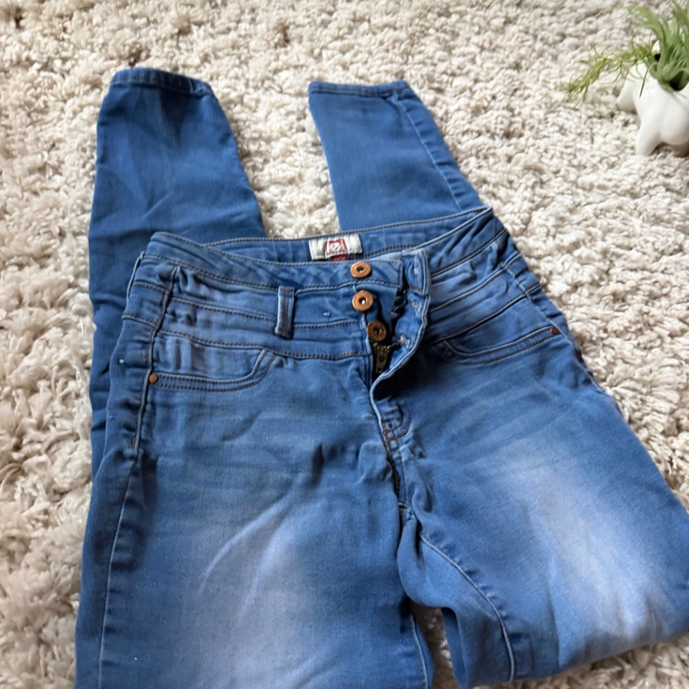 Stylish Levi's Women's three button, super comfy fitted High Rise Blue Jeans ris - Picture 3 of 7